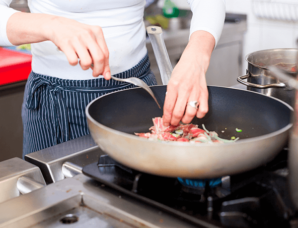 Persona cocinando en la estufa