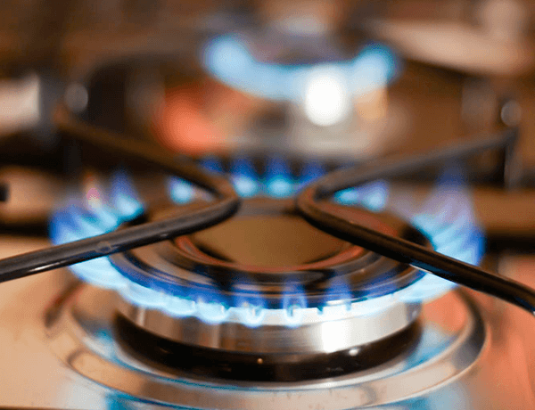 Fuego saliendo del fogón de una estufa