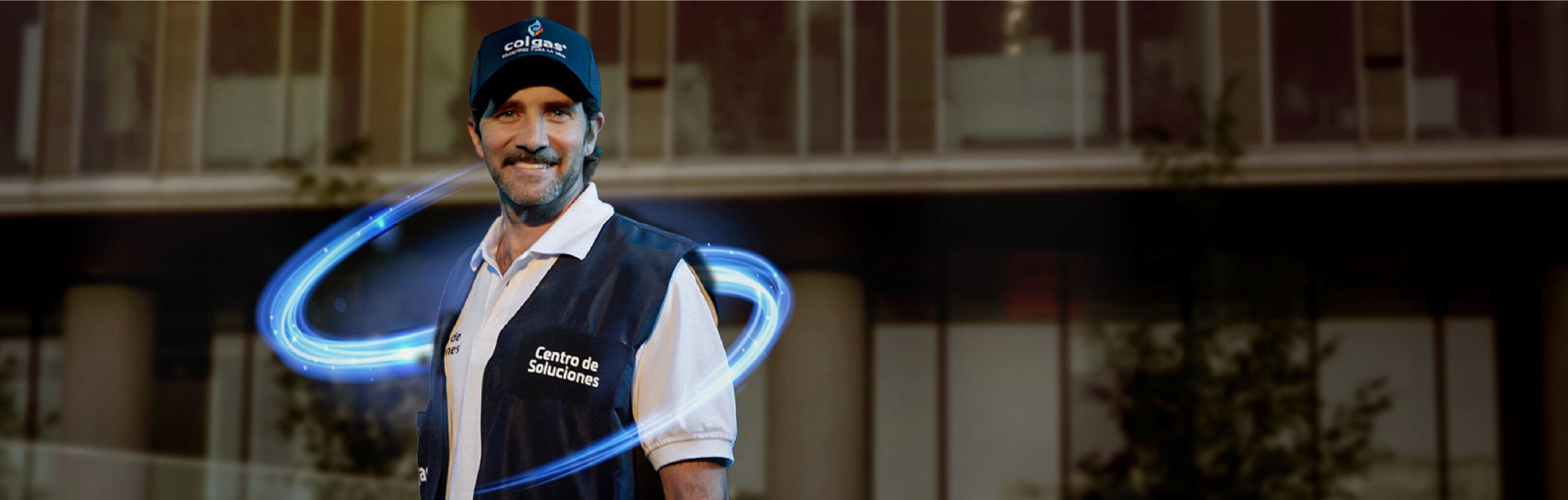 Trabajador del centro de soluciones Colgas